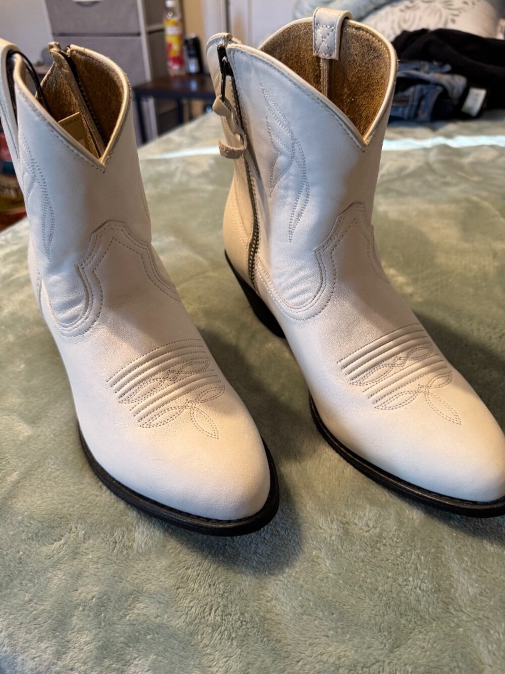 Ariat Brand new White Cowgirl Boots size 9.5 C (W)